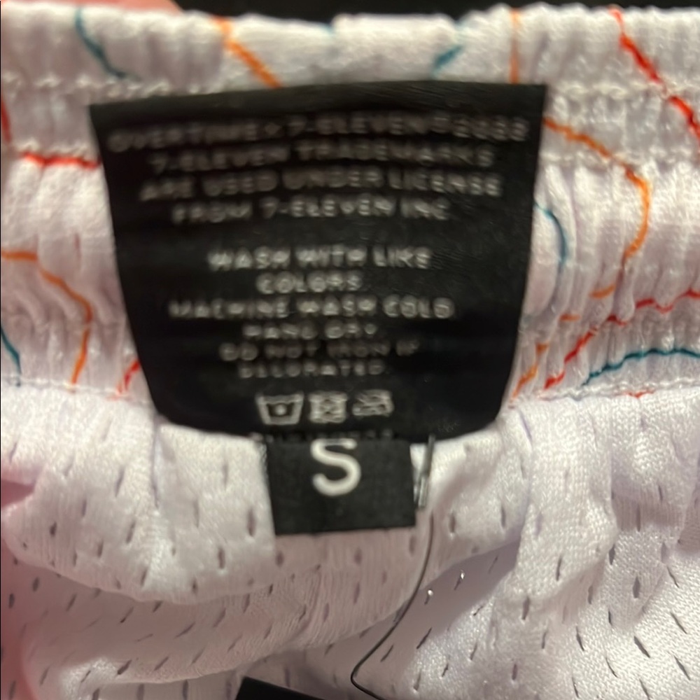 Vibrant Wavy Pattern Shorts - Picture 6 of 7